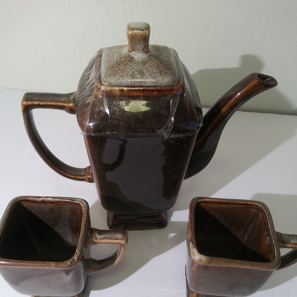 Design pac Inc. Ceramic 3 pc tea set.